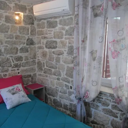 N&m - Diocletians Palace Гостьовий будинок